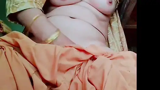 Today's generation wants to post everything on social media. In this MMS, this newlywed bride enjoys her wedding night. The next day, she is her Desi