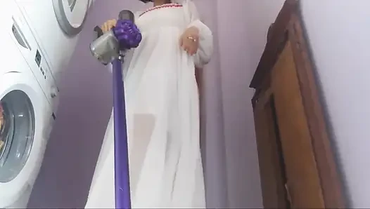 Chantal adalah ibu rumah tangga yang jago banget tapi terkadang suka muasin memeknya pakai penyedot debu