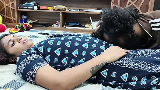 Ciuman pers pantat, ciuman leher, gesek memek dan ciuman di baju tidur