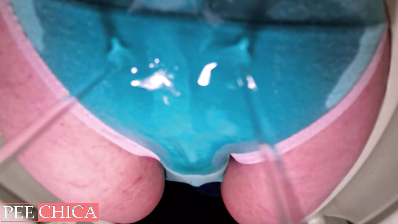 ฉี่ในกางเกงในเปียกในห้องน้ําสาธารณะ