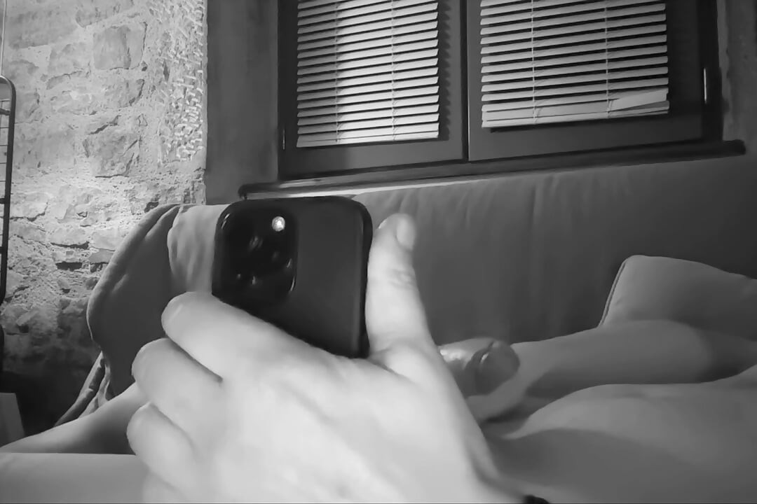 Mekano drkanje, pa ukočeno s pišanjem po mojim prsima
