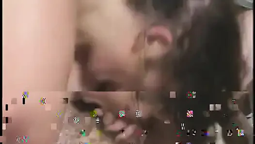 Adam rahatsız edici derecede şişman bir kaltağı büyük götüne sokuyor ve onu sikiyor