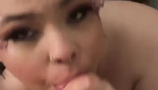 Cara apa yang lebih baik untuk mencoba tampilan riasan daripada dengan blowjob