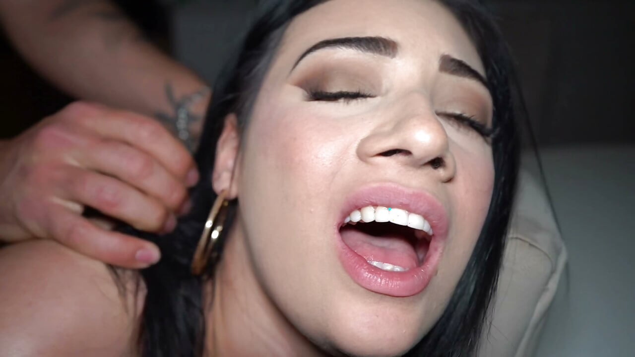¡mi Novio No Está Aquí! Nena Latina Es Follada Por Una Polla Familiar Y Recibe Mucho Semen En Su Boca Emily Pink