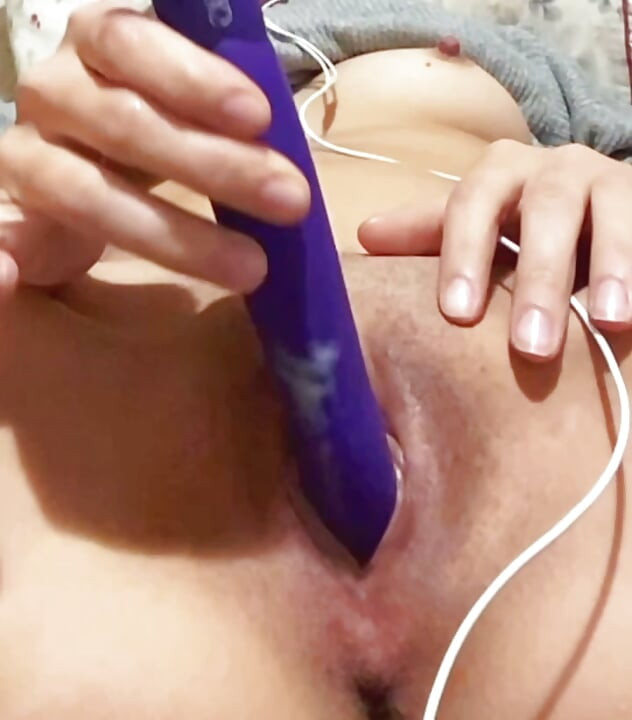 Rżnę moją zabawkę, aż dochodzę i smakuję sok z mojej cipki