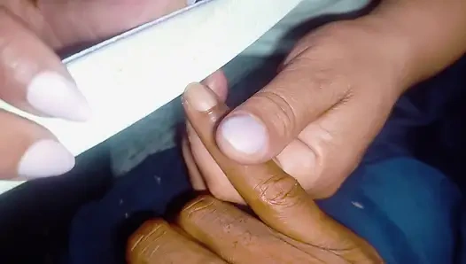 Королева горла самостоятельно ухаживает за ногтями