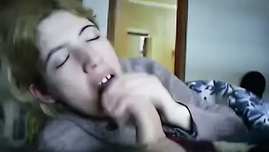 Genç sarışın aşkla yarak emiyor ve sonunda boşalıyor