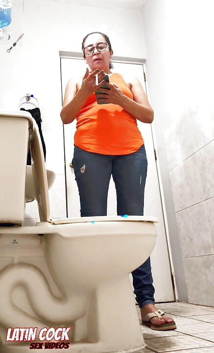 BELA MULHER MADURA USA UMA MICRO TANGA ENQUANTO MOSTRA SUA BUCETA E BUNDA