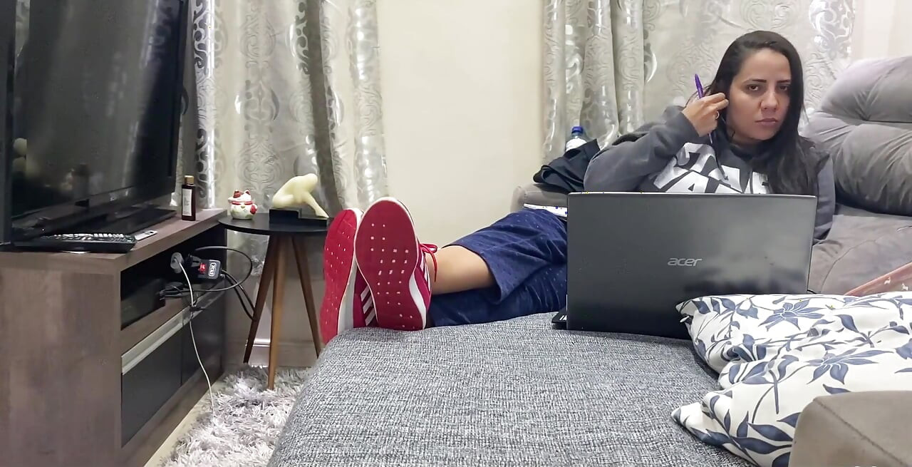Kiffa negeert voetslaaf terwijl hij haar sportschoenen schoon likt