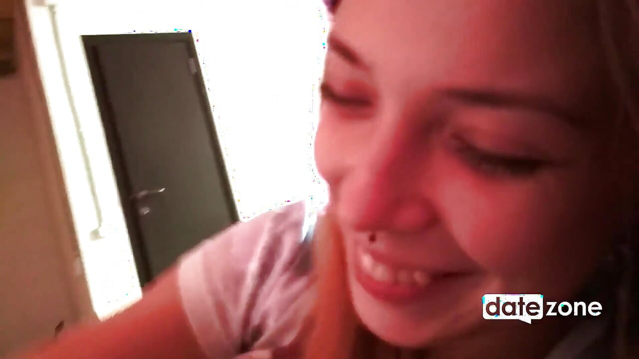 Ung amatørteenager giver handjob og blowjob