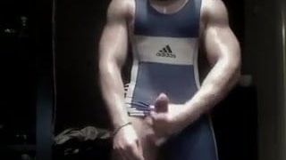 Wrestler mit Muskeln streichelte großen, unbeschnittenen Schwanz in Unterhemd