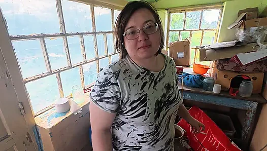 Pelacur desa yang merokok memberiku blowjob