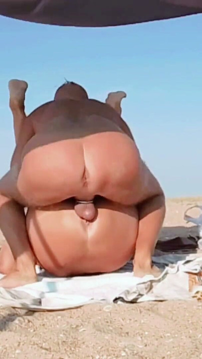 Cizinec mi honí a šuká na nudistické pláži 2 | Klip 1