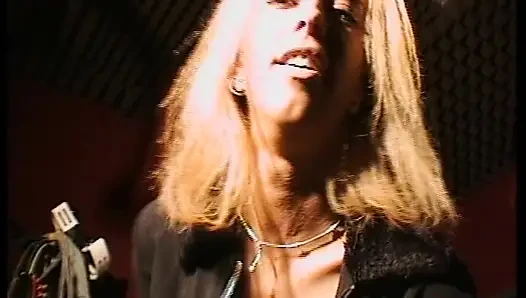 Heiße deutsche MILF lutscht kleinen schwanz und fickt sich mit dildo