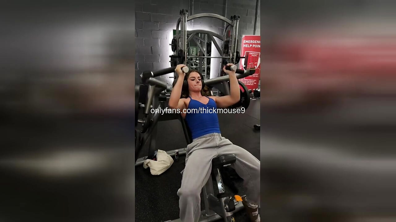 Oops at the Gym: Barely Legal Accidentally Exposing Girl's Pussy During Workout!