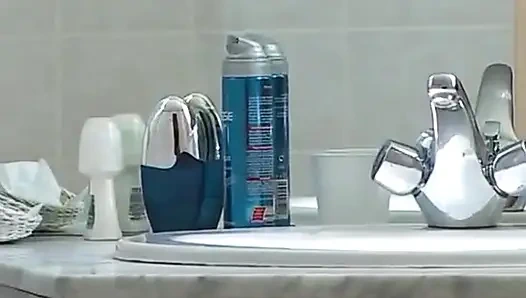 Шаловливую горничную трахает домохозяйка