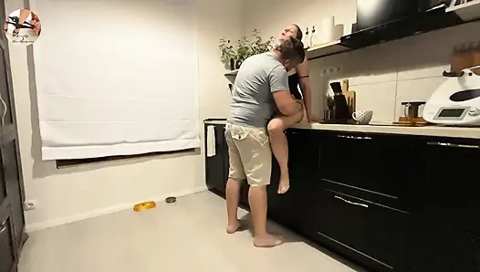 Ich habe diese junge MILF in der küche squirtend gebracht