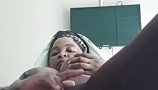 Wanita kesepian tetek besar