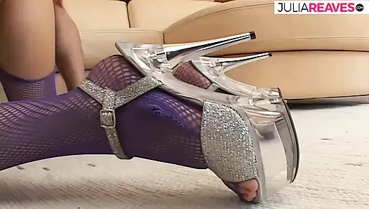 Крошку трахают в задницу и пьет сперму