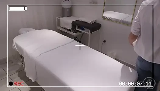 Klient wechselt die rollen und wird zur masseuse!