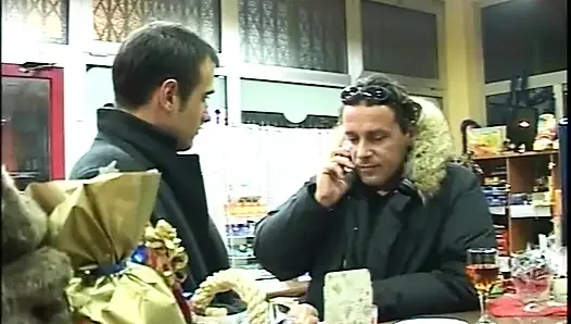 Блондинку-шлюшку долбят двойником в тройничке