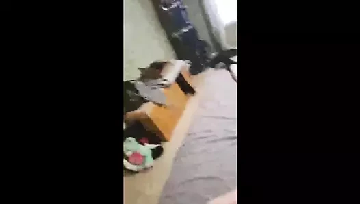 Милфа с завязанными глазами в бондаж-сессии со связанными запястьями и лодыжками, минет, поедание сок киски с члена.