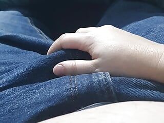Nevlastní mámě sklouzne ruka na džínách nevlastního syna a dotýká se ho