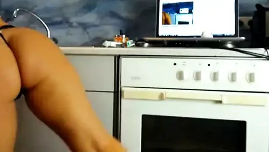 Baştan çıkarıcı g-string azdırma: sexydea'nın çekici kıvrımlarıyla gösterişini izleyin