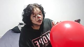 Clowns-mädchen explodiert und knallt riesigen ballon