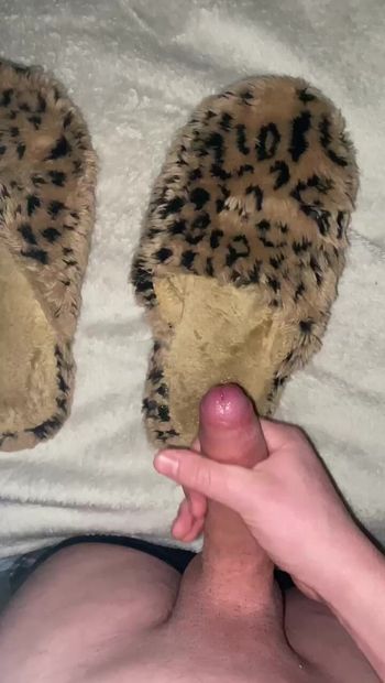Follando mis zapatillas de leopardo