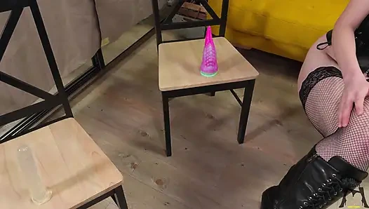 Ritzy Rain hazırlık için amını büyük dildolarla ilk kez vajinal yumruk sokmayı deniyor