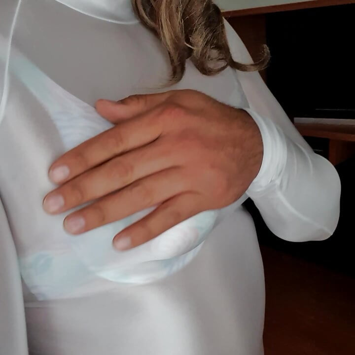 Bijela prozirna majica i vintage šiljasti grudnjak