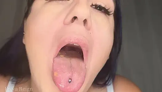 Поедание камшота медведя крупным планом: рот фетиш