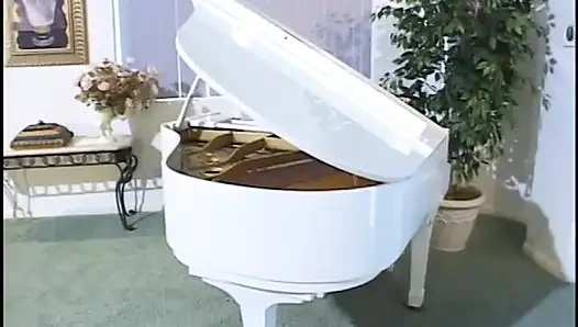 Randy сосущей член крошки трахают 2 мужика в групповом сексе, затем обкончали