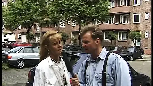 Blonde milf gibt ein interview