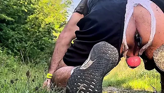 İç çamaşırlı sportif adam dışarıda teşhir ediyor