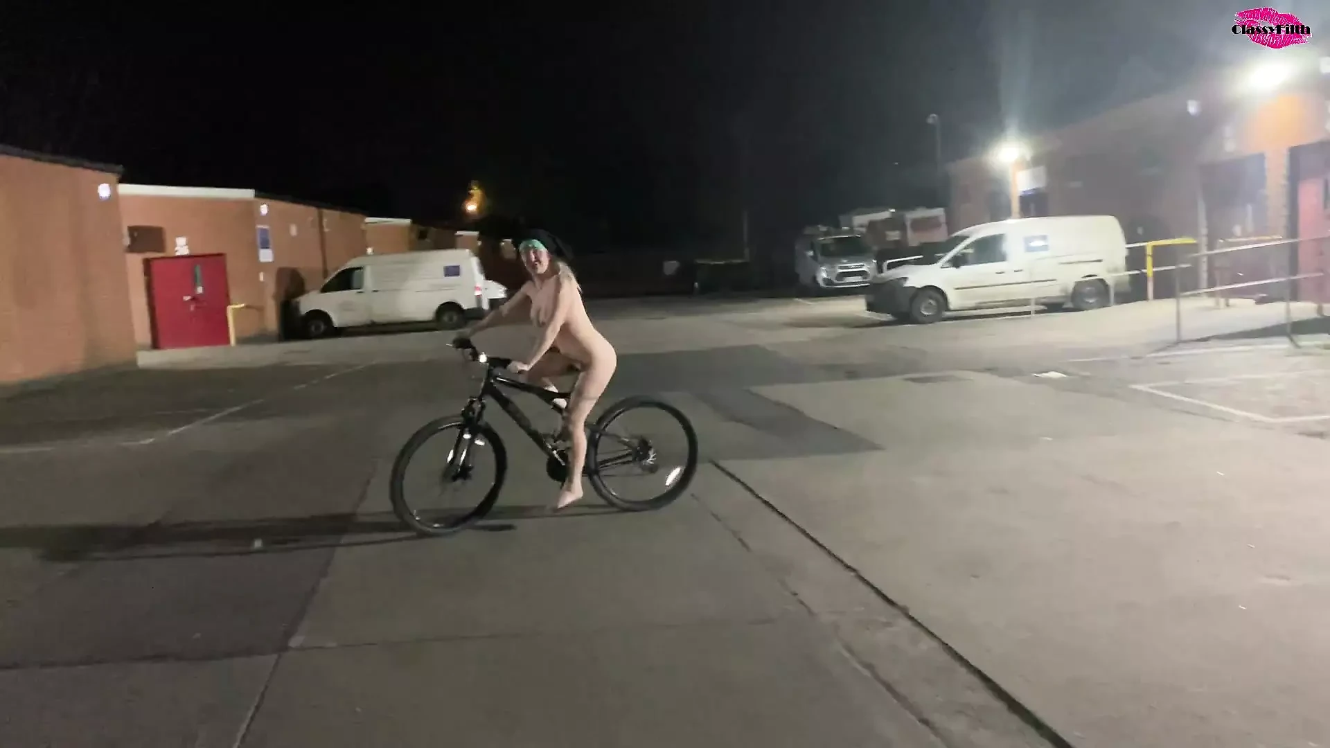 Une fille de la rue vole un vélo mais doit le ramener à poil!