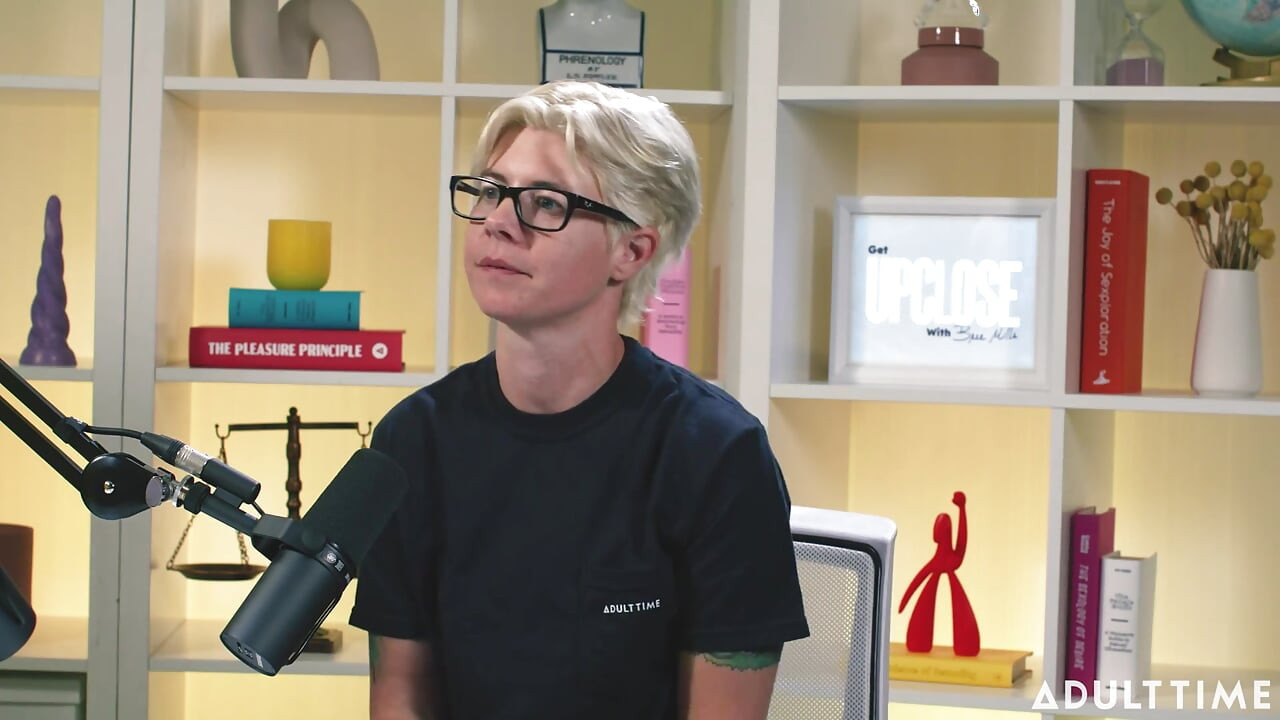 Khloe Kingsley spriccel a kamerába és a vörös zászlók a felnőtt idő podcast