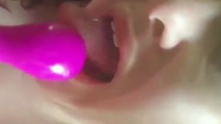 Une jeune BBW anglaise écarte les grosses lèvres de sa chatte et se caresse le clito