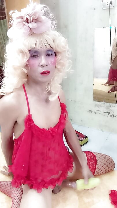 Oanh le transgender suka main sama kaleng-kaleng sambil berpura-pura bahagia