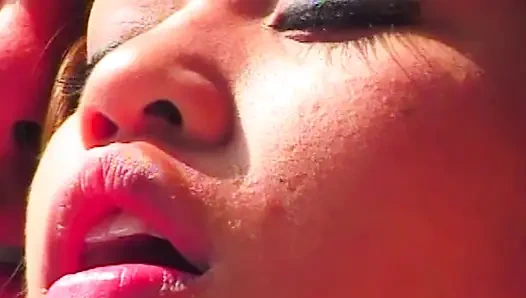 College Confessions: Heißer Pool-Sex mit asiatischer