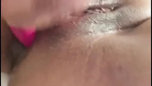 Banyo evinde sessiz olmaya çalışıyor, amcık ve anal oyun