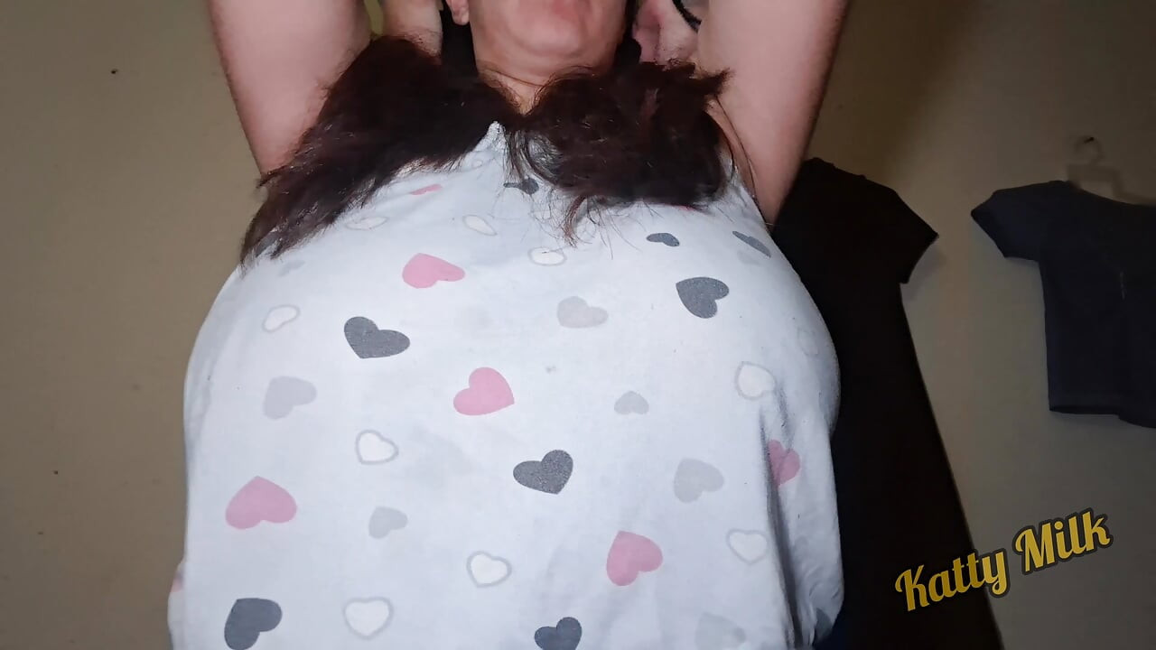 Katty Milk kamera önünde büyük doğal göğüslerini oynuyor ve sallıyor