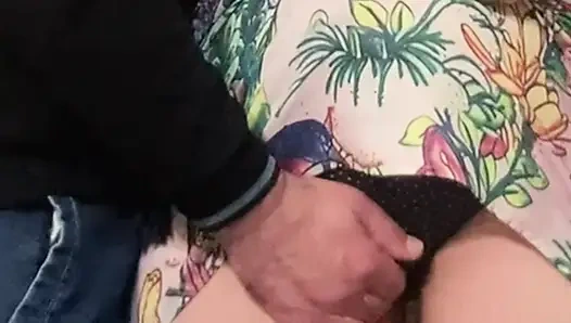 Странный извращеец трахнул пальцами милфу в метро