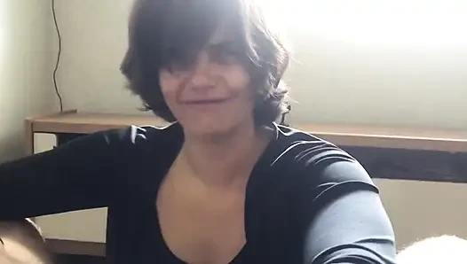 Tante seksi ngasih hadiah sama kamu
