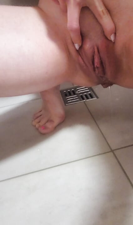 Teen 18 yo girl shower and piss in hotel room