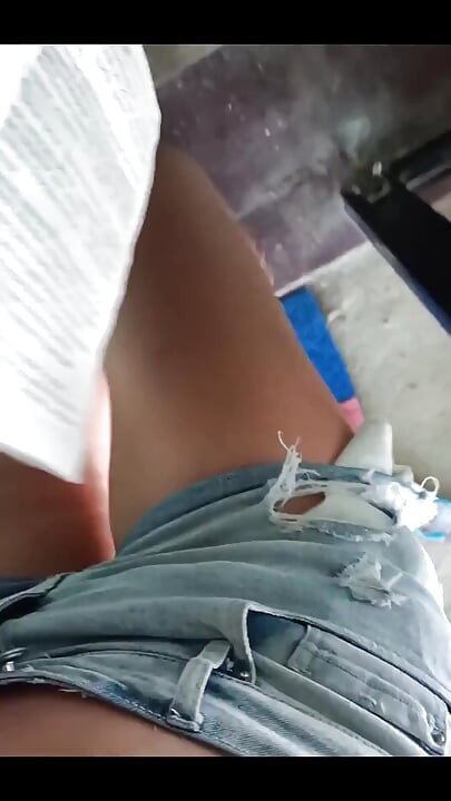 Kétségbeesett egy könyv olvasása közben.