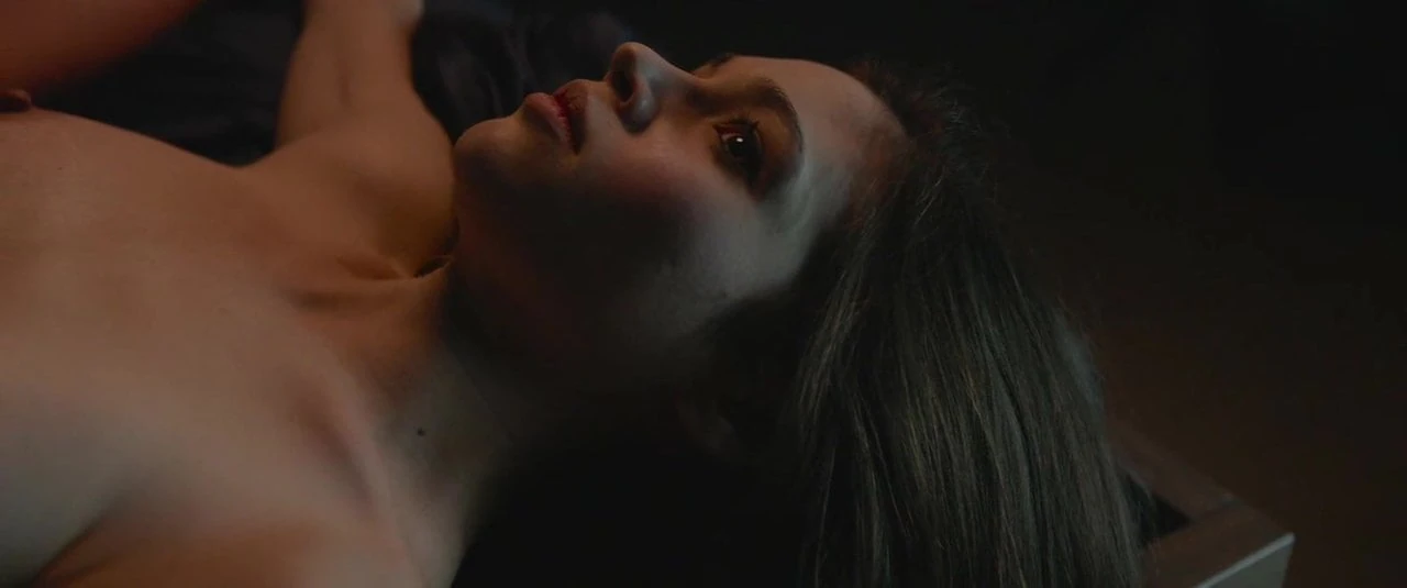 India Eisley - &#39;mirar hacia otro lado&#39; (follada)