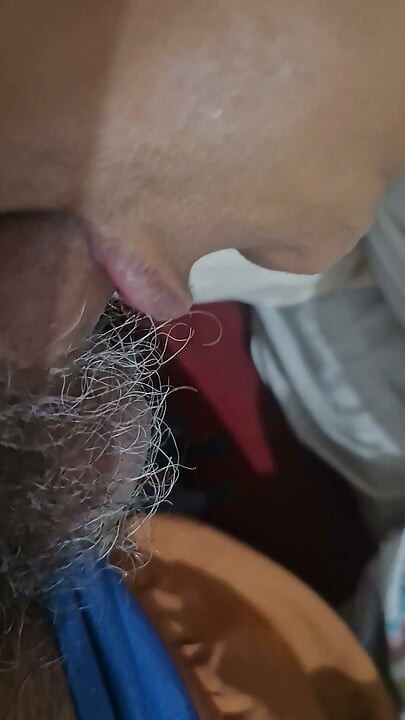 이웃 여자가 엉덩이를 보여주고 욕망에 가득 차 내 자지를 빨아준다