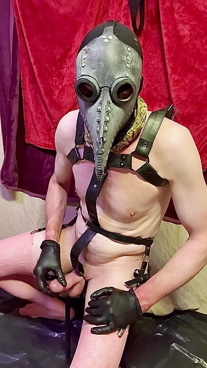 Horny Man Brings His Cock To Orgasm